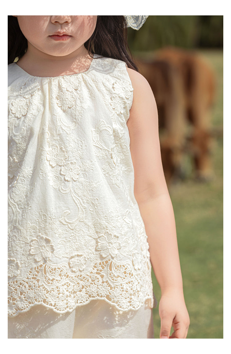 חליפת תחרה לבנה מהודרת