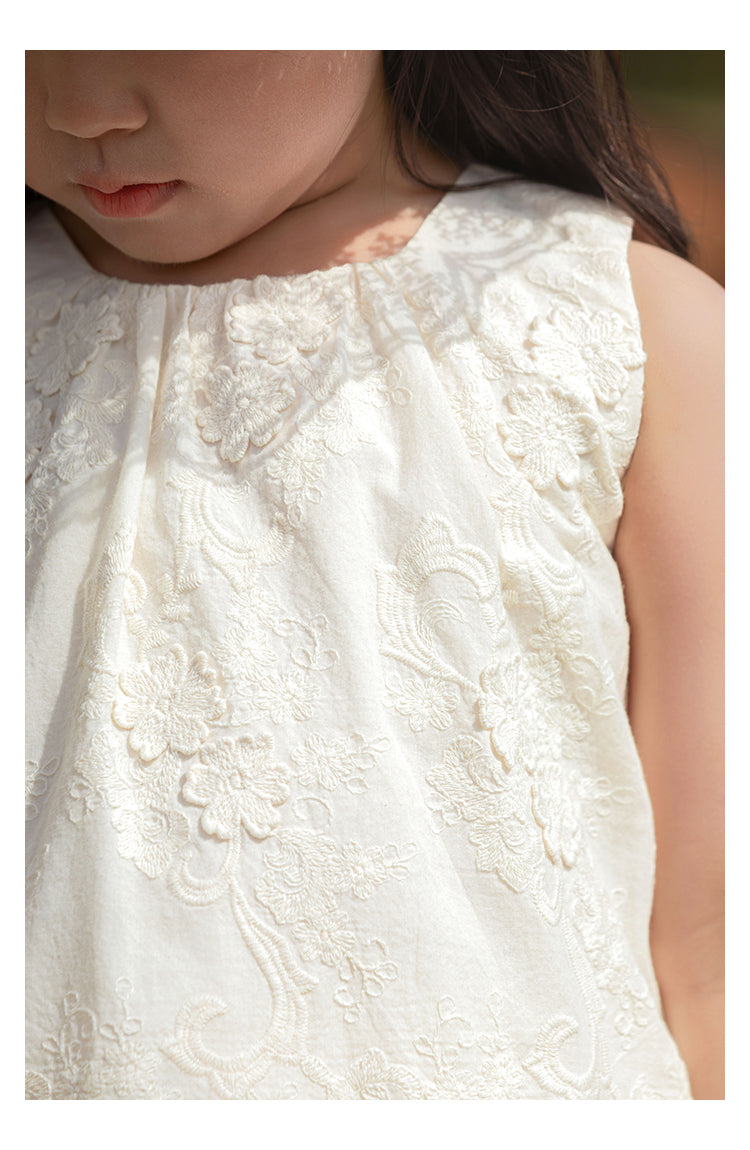 חליפת תחרה לבנה מהודרת