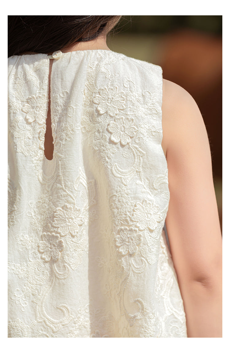 חליפת תחרה לבנה מהודרת