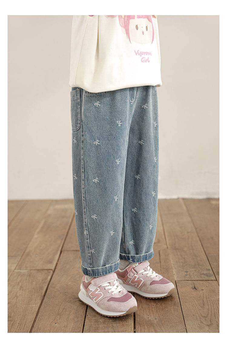 ג׳ינס עם רקמות פפיון