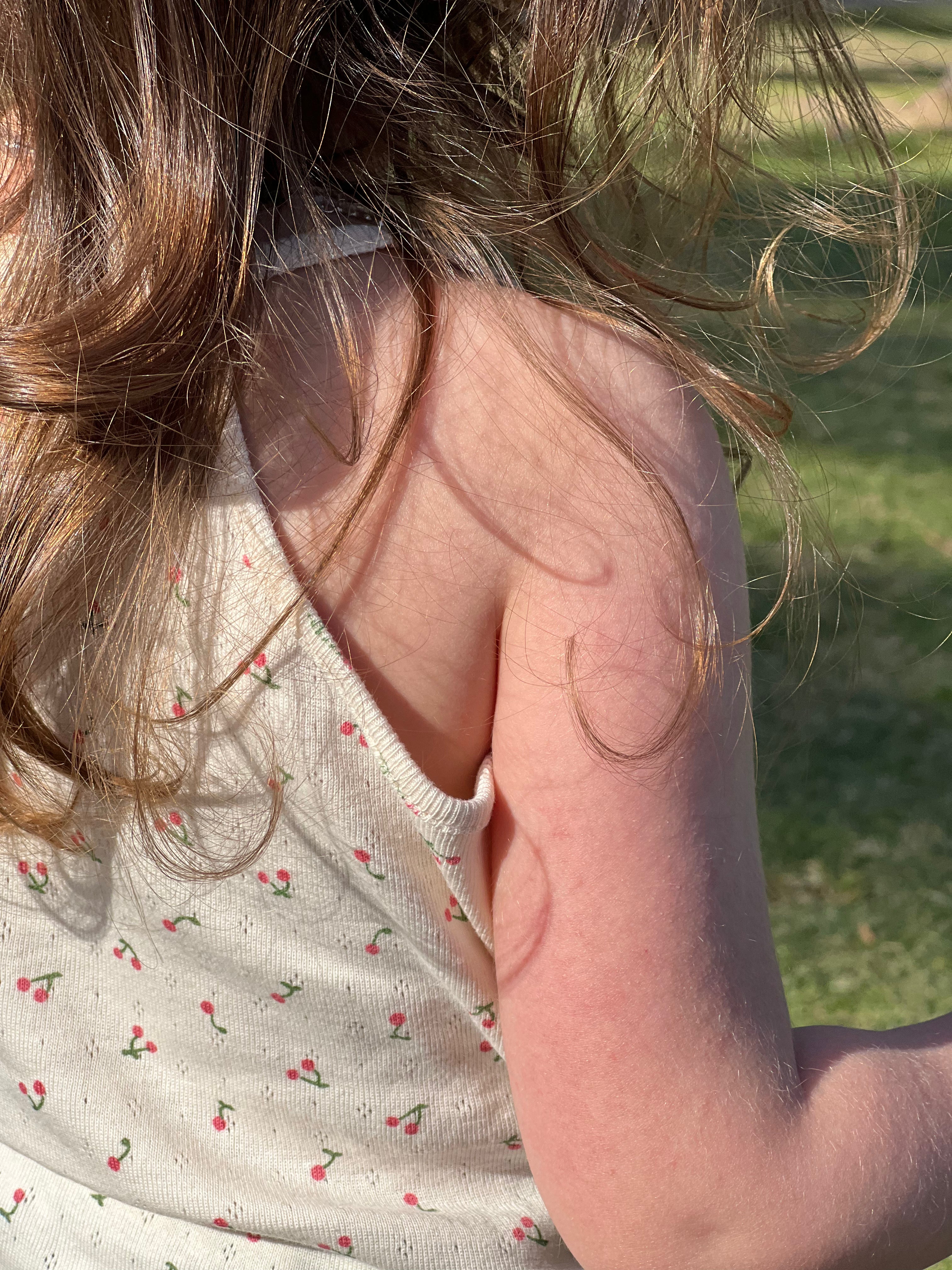 גופיית דובדבנים עם בד מחורר והדפסים - 100% כותנה