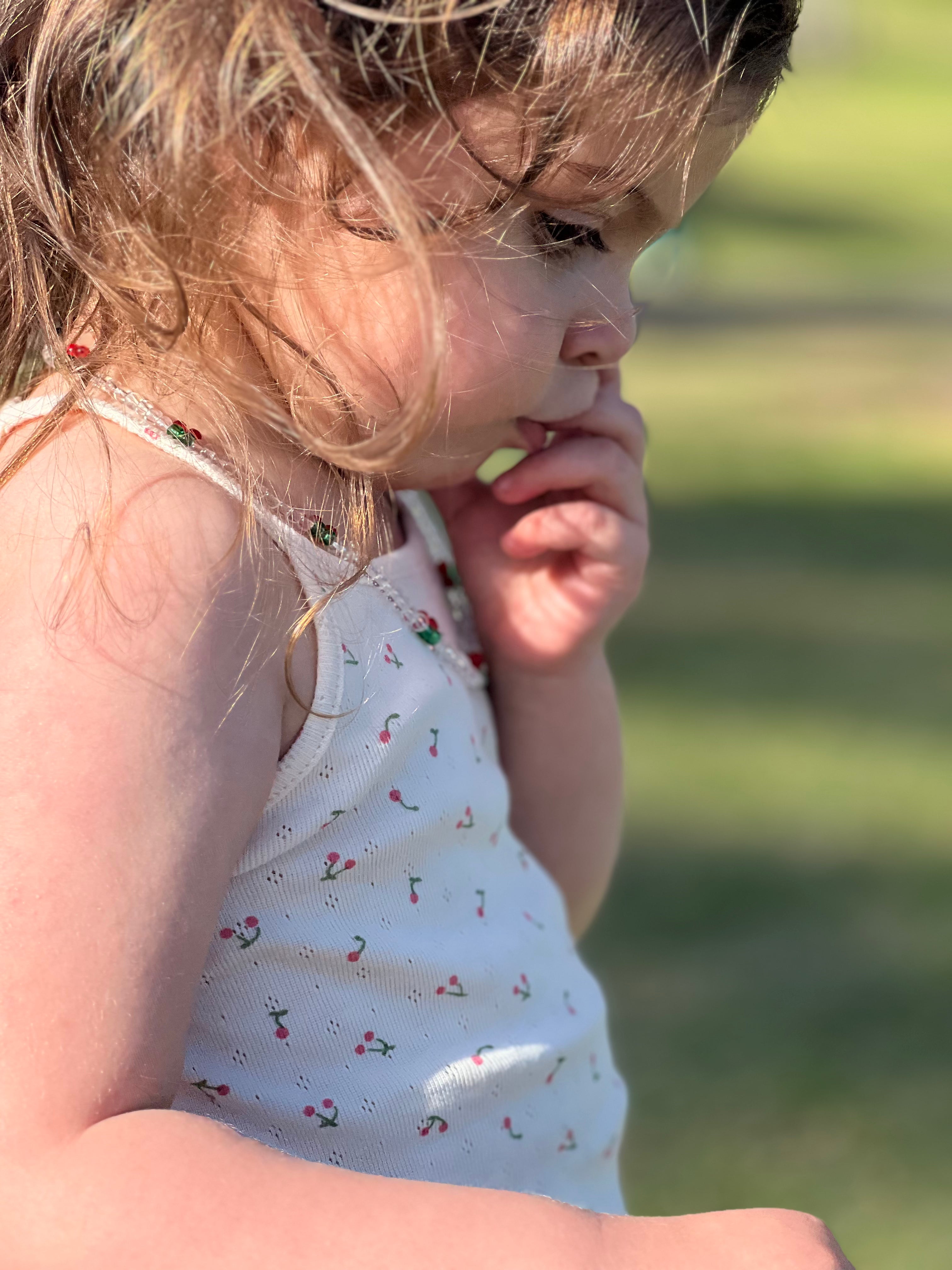 גופיית דובדבנים עם בד מחורר והדפסים - 100% כותנה