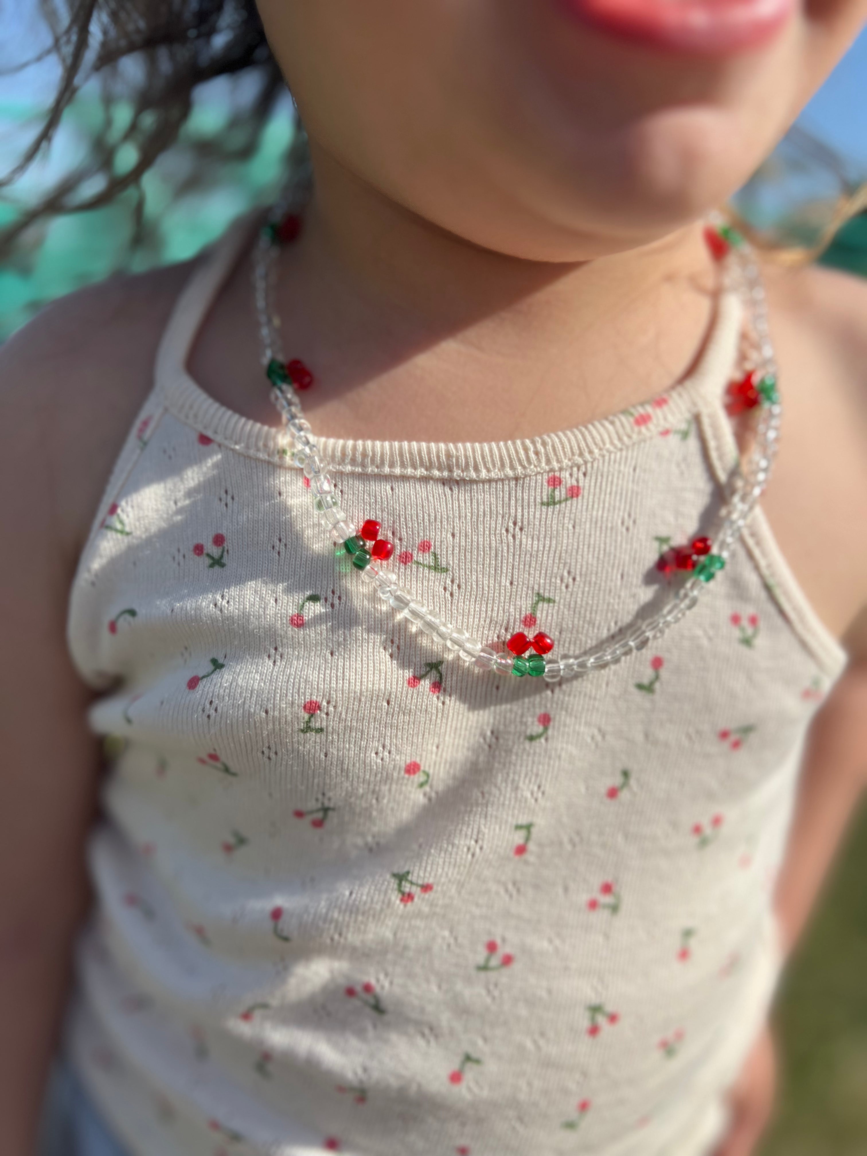 גופיית דובדבנים עם בד מחורר והדפסים - 100% כותנה